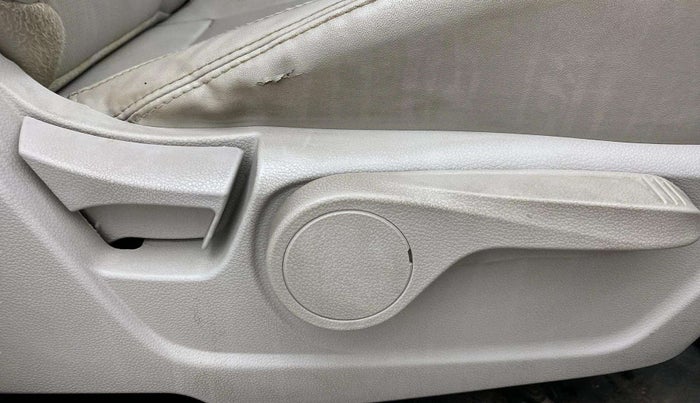 2020 Mahindra XUV300 W8 (O) 1.5 DIESEL AMT, Diesel, Automatic, 37,333 km, Driver Side Adjustment Panel