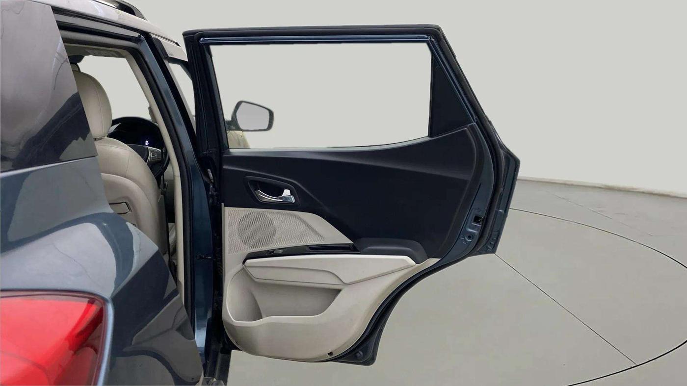 2020 Mahindra XUV300 W8 (O) 1.5 DIESEL AMT, Diesel, Automatic, 37,428 km, RHS Rear Door