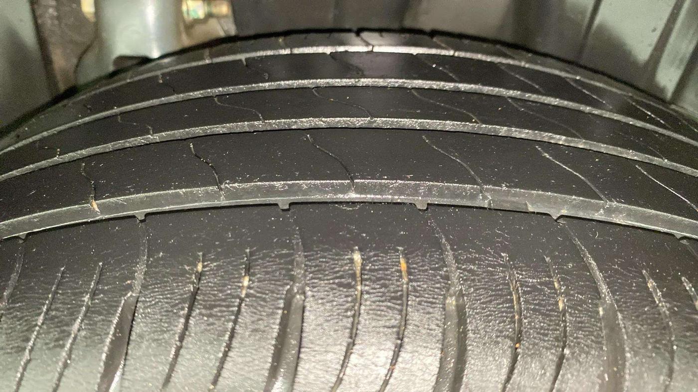 2020 Mahindra XUV300 W8 (O) 1.5 DIESEL AMT, Diesel, Automatic, 37,428 km, Left Rear Tyre Tread