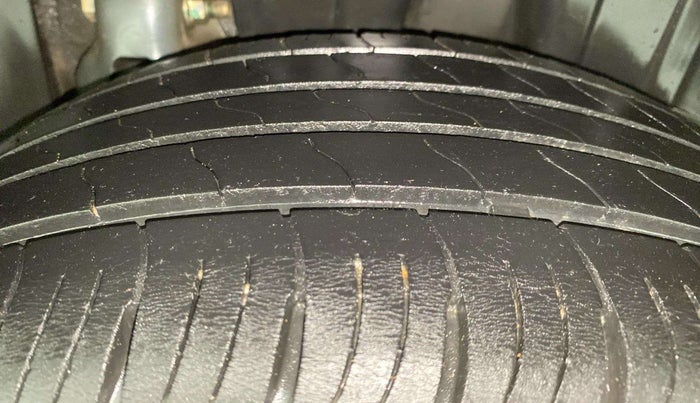 2020 Mahindra XUV300 W8 (O) 1.5 DIESEL AMT, Diesel, Automatic, 37,333 km, Left Rear Tyre Tread