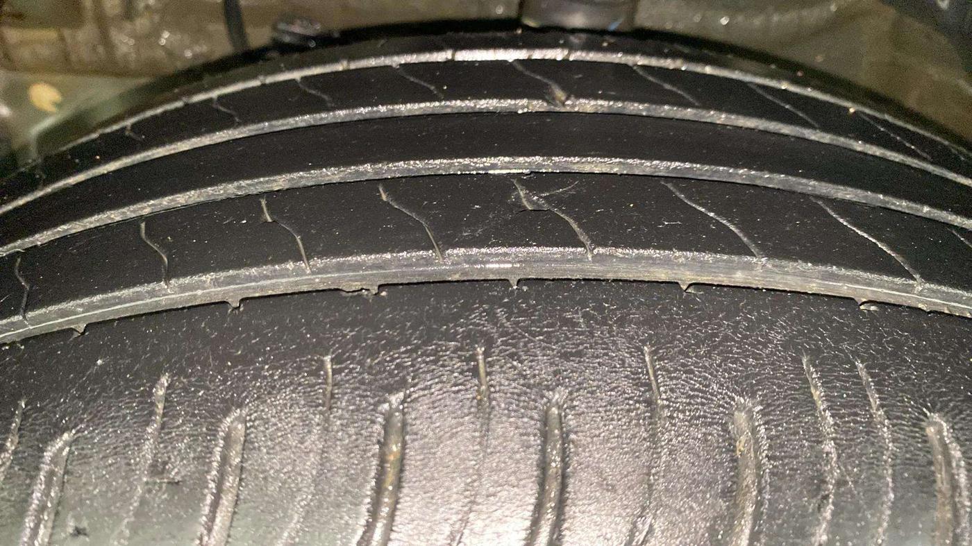 2020 Mahindra XUV300 W8 (O) 1.5 DIESEL AMT, Diesel, Automatic, 37,428 km, Left Front Tyre Tread