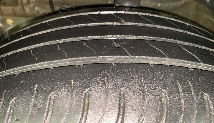 2020 Mahindra XUV300 W8 (O) 1.5 DIESEL AMT, Diesel, Automatic, 37,333 km, Left Front Tyre Tread