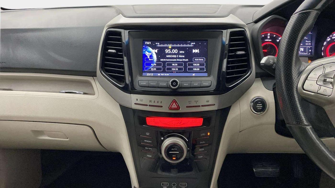 2020 Mahindra XUV300 W8 (O) 1.5 DIESEL AMT, Diesel, Automatic, 37,428 km, Air Conditioner