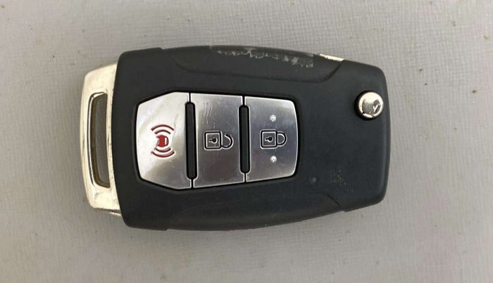 2020 Mahindra XUV300 W8 (O) 1.5 DIESEL AMT, Diesel, Automatic, 37,333 km, Key Close Up