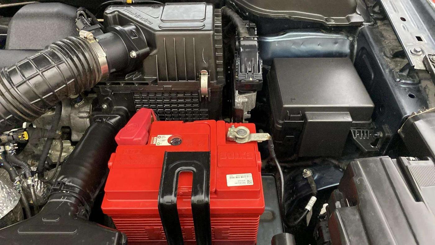 2020 Mahindra XUV300 W8 (O) 1.5 DIESEL AMT, Diesel, Automatic, 37,428 km, Engine View - Left