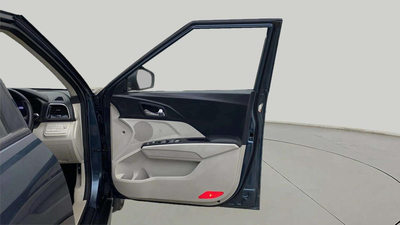 2020 Mahindra XUV300 W8 (O) 1.5 DIESEL AMT, Diesel, Automatic, 37,428 km, RHS Front Door