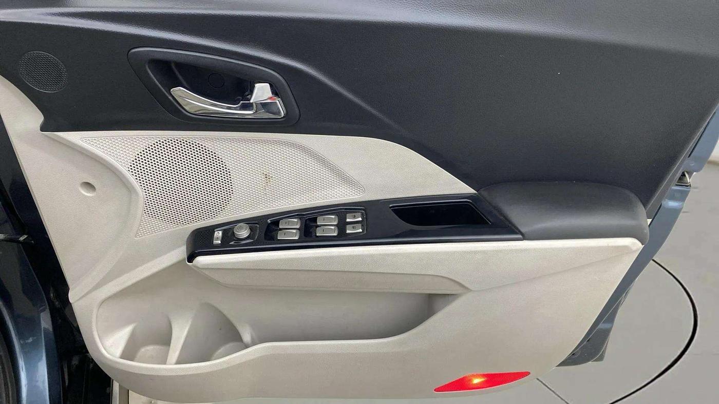 2020 Mahindra XUV300 W8 (O) 1.5 DIESEL AMT, Diesel, Automatic, 37,428 km, Driver Side Door Panels Control