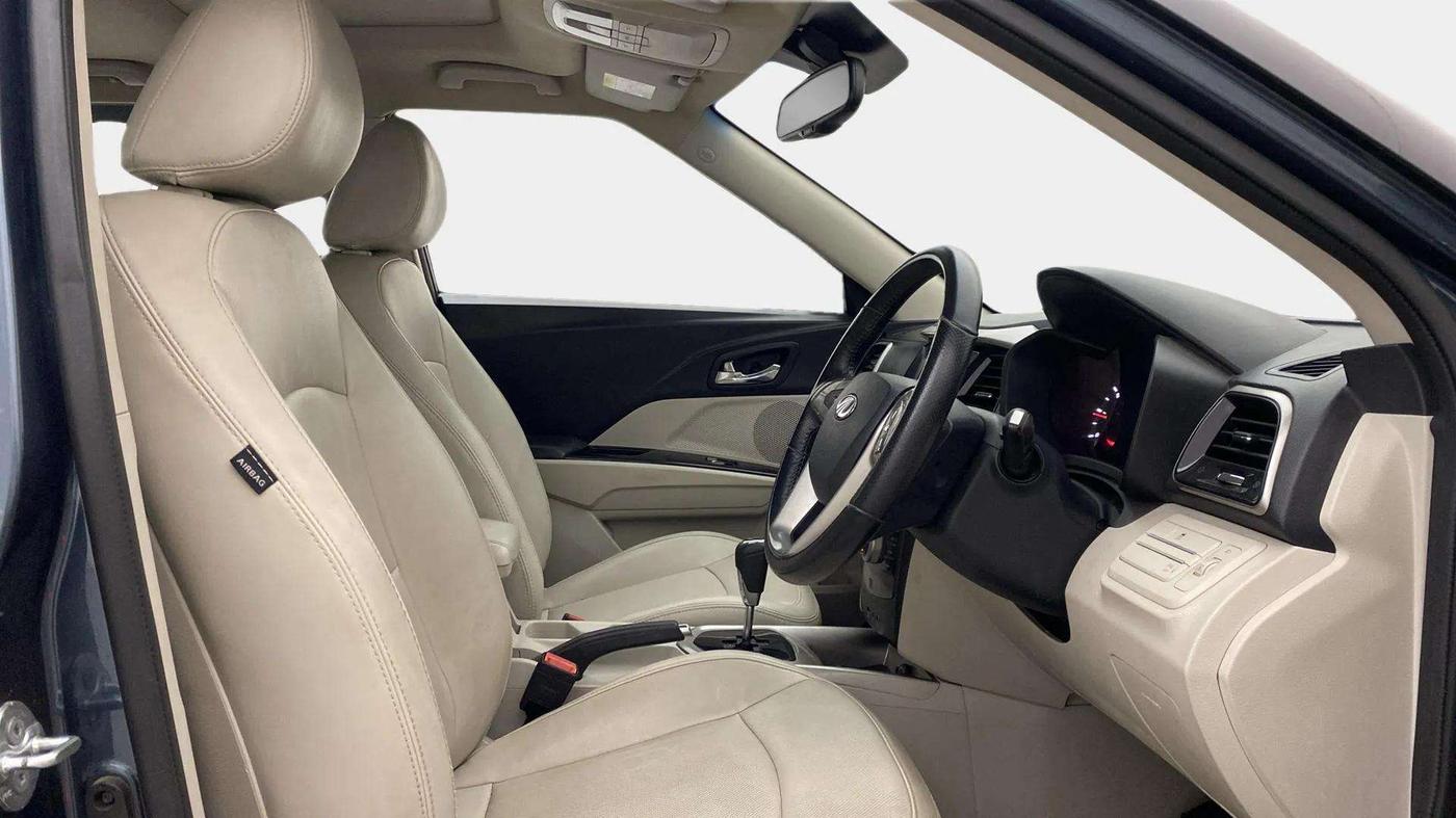 2020 Mahindra XUV300 W8 (O) 1.5 DIESEL AMT, Diesel, Automatic, 37,428 km, Right Side Front Door Cabin