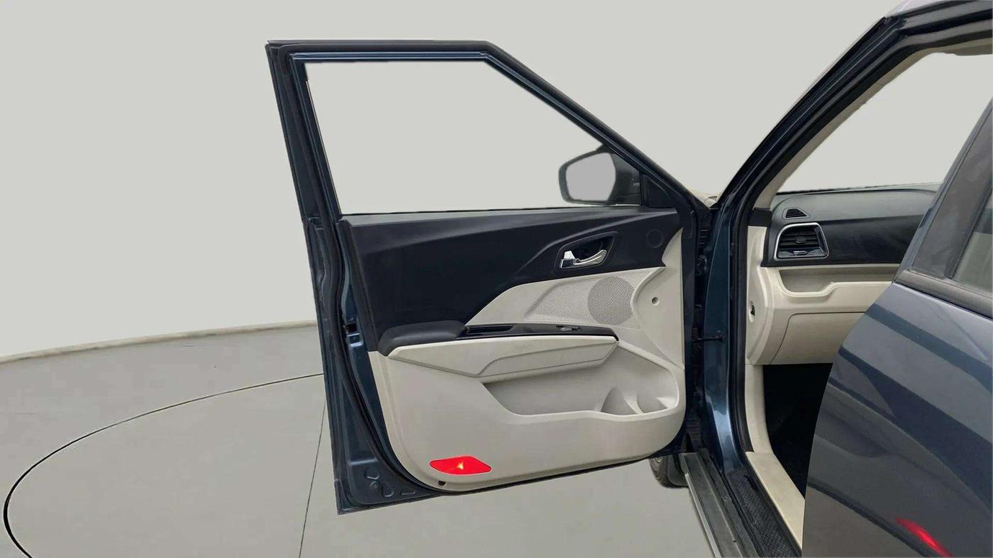 2020 Mahindra XUV300 W8 (O) 1.5 DIESEL AMT, Diesel, Automatic, 37,428 km, LHS Front Door