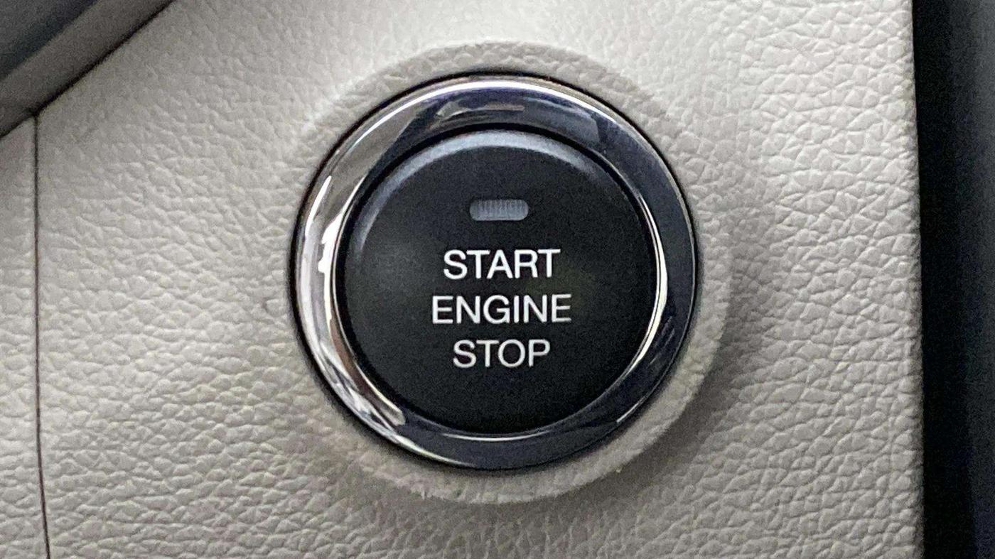2020 Mahindra XUV300 W8 (O) 1.5 DIESEL AMT, Diesel, Automatic, 37,428 km, Keyless Start/ Stop Button