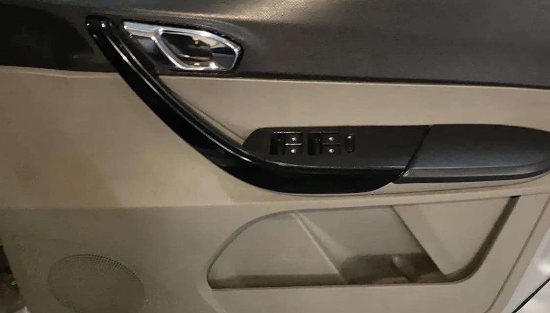 2016 Tata Tiago XZ PETROL, Petrol, Manual, 46,929 km, Driver Side Door Panels Control