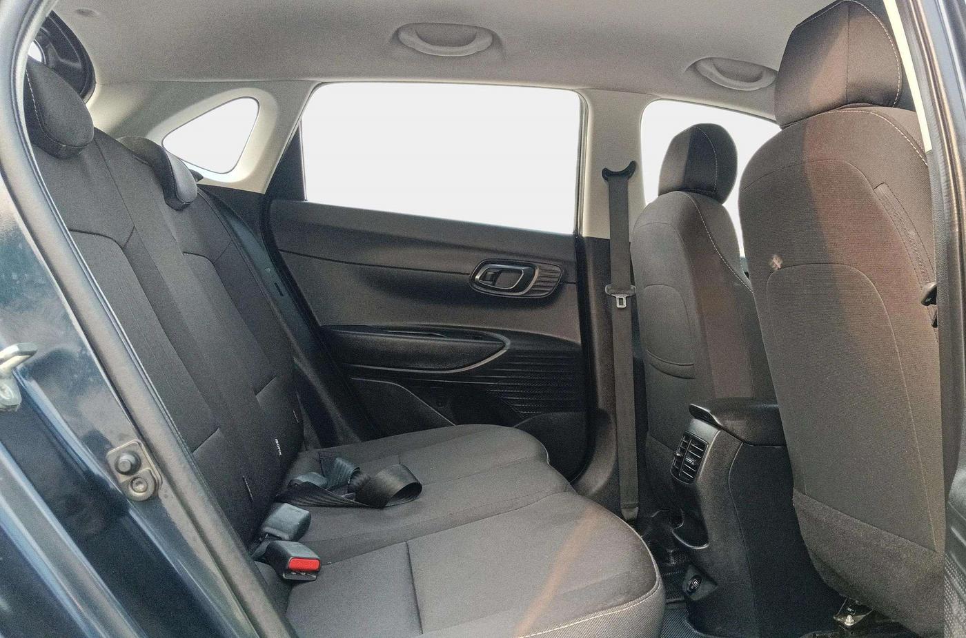 2022 Hyundai NEW I20 SPORTZ 1.2 MT, Petrol, Manual, 23,077 km, Right Side Rear Door Cabin