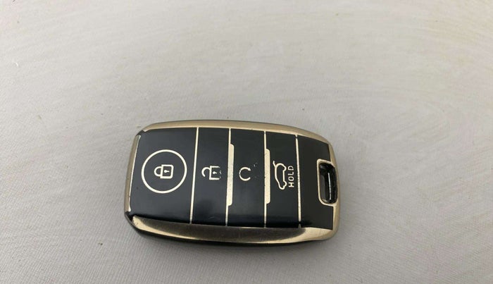 2022 KIA CARENS PRESTIGE PLUS 1.4 PETROL DCT 7 STR, Petrol, Automatic, 74,712 km, Key Close Up