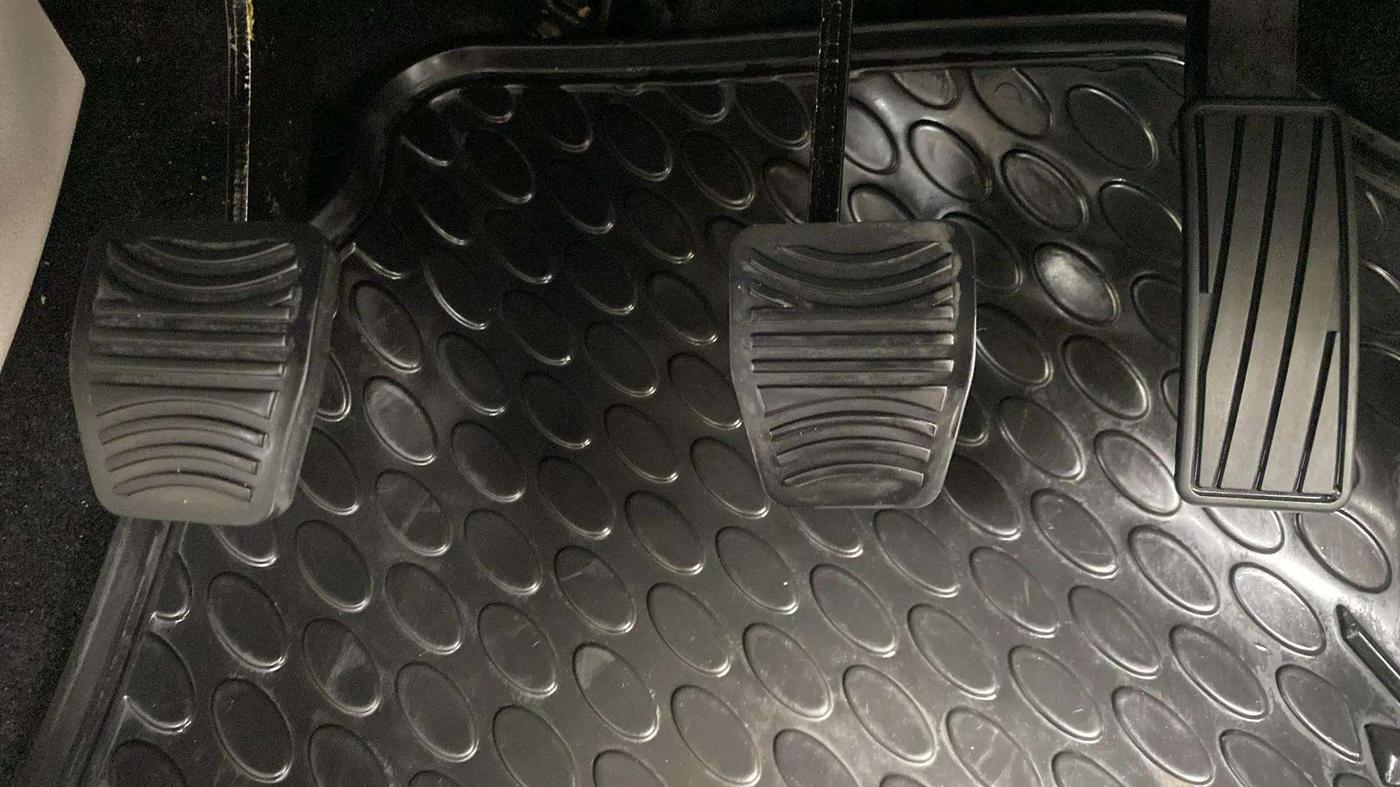 2021 Mahindra XUV300 W8 1.2 PETROL, Petrol, Manual, 23,196 km, Pedals