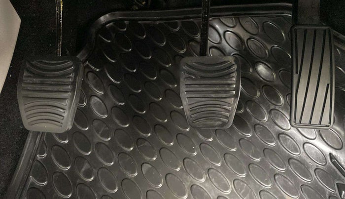 2021 Mahindra XUV300 W8 1.2 PETROL, Petrol, Manual, 23,196 km, Pedals