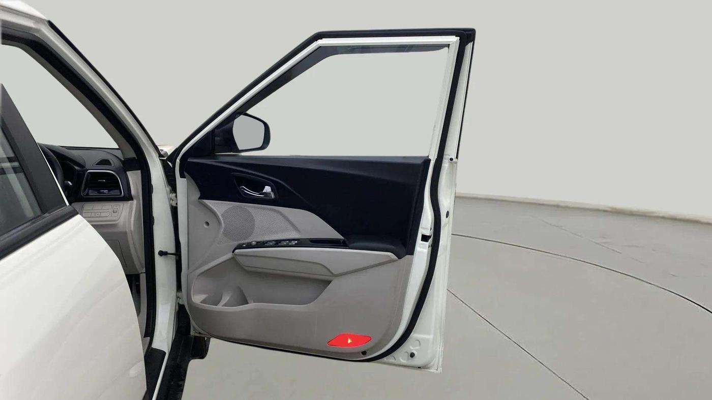 2021 Mahindra XUV300 W8 1.2 PETROL, Petrol, Manual, 23,196 km, RHS Front Door