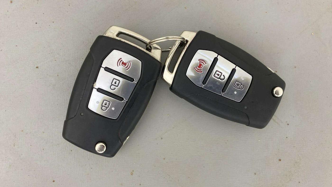 2021 Mahindra XUV300 W8 1.2 PETROL, Petrol, Manual, 23,196 km, Key Close Up
