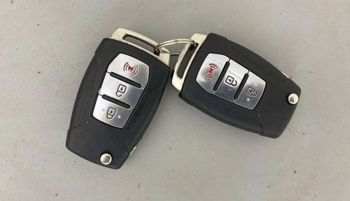 2021 Mahindra XUV300 W8 1.2 PETROL, Petrol, Manual, 23,196 km, Key Close Up