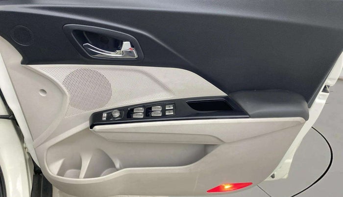 2021 Mahindra XUV300 W8 1.2 PETROL, Petrol, Manual, 23,196 km, Driver Side Door Panels Control
