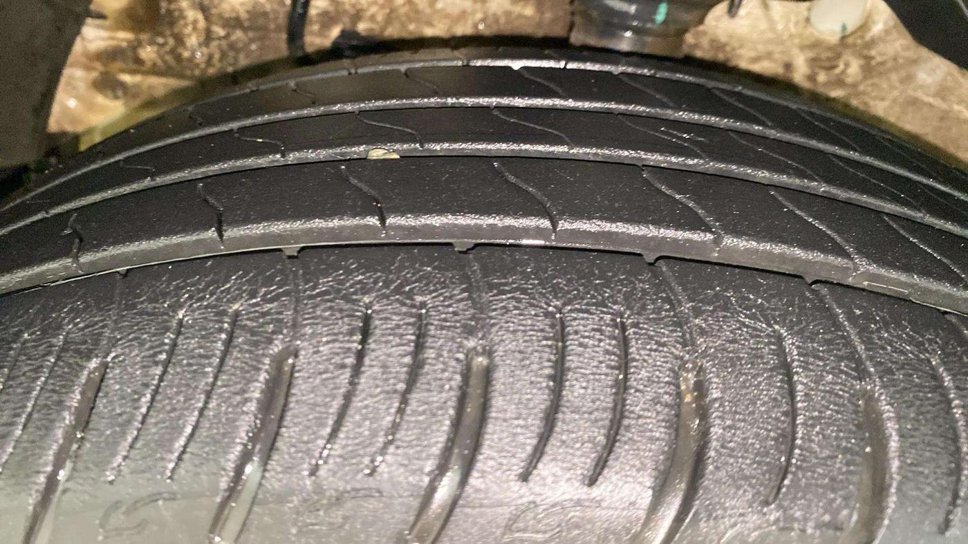 2021 Mahindra XUV300 W8 1.2 PETROL, Petrol, Manual, 23,196 km, Left Front Tyre Tread