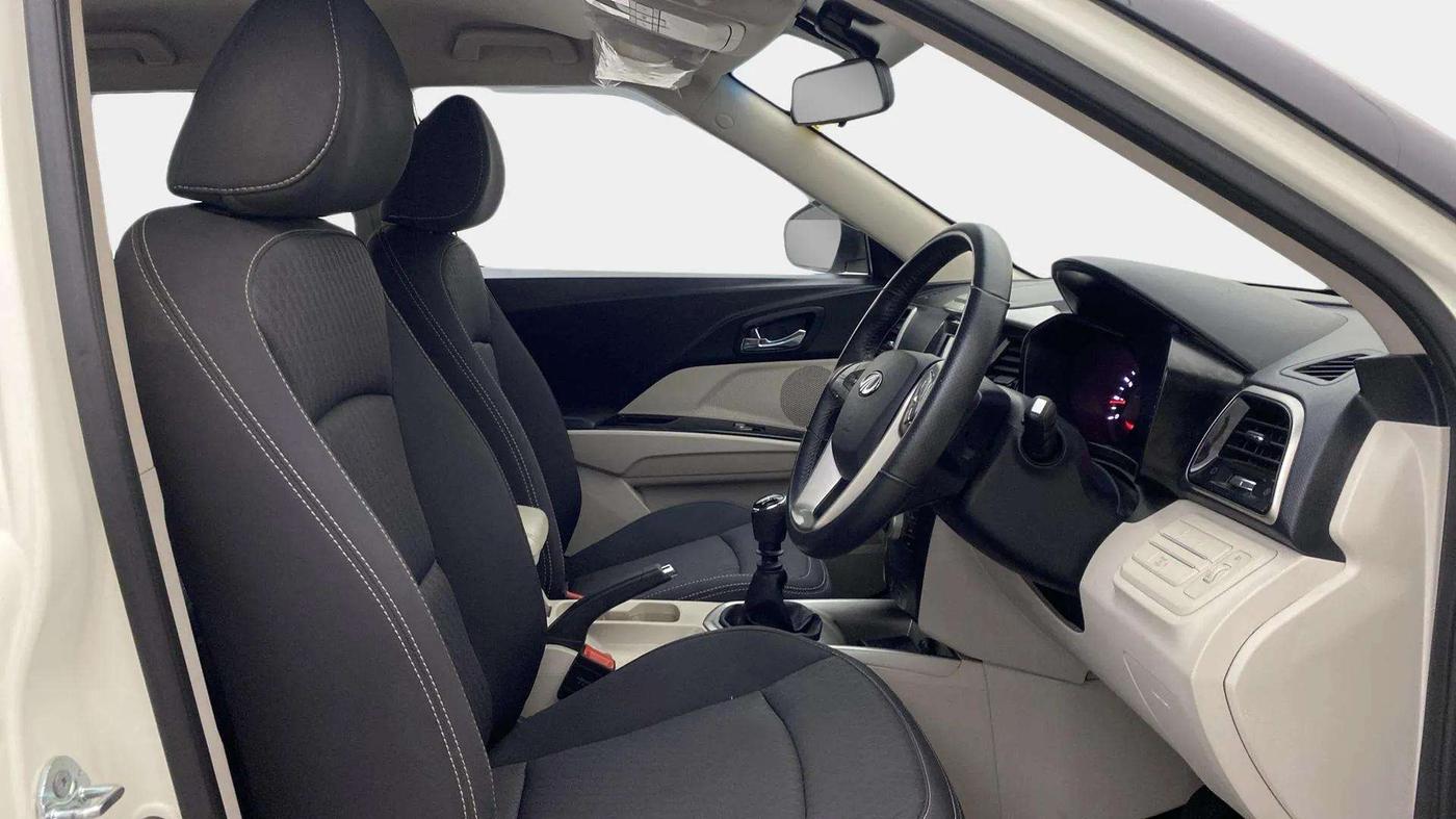 2021 Mahindra XUV300 W8 1.2 PETROL, Petrol, Manual, 23,196 km, Right Side Front Door Cabin