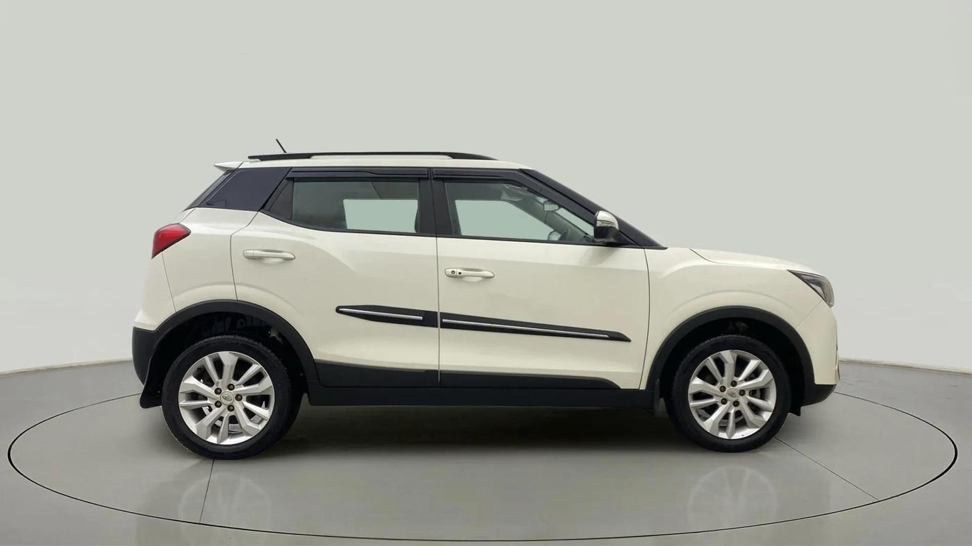 2021 Mahindra XUV300 W8 1.2 PETROL, Petrol, Manual, 23,196 km, Right Side View