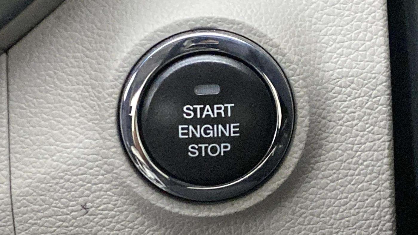 2021 Mahindra XUV300 W8 1.2 PETROL, Petrol, Manual, 23,196 km, Keyless Start/ Stop Button