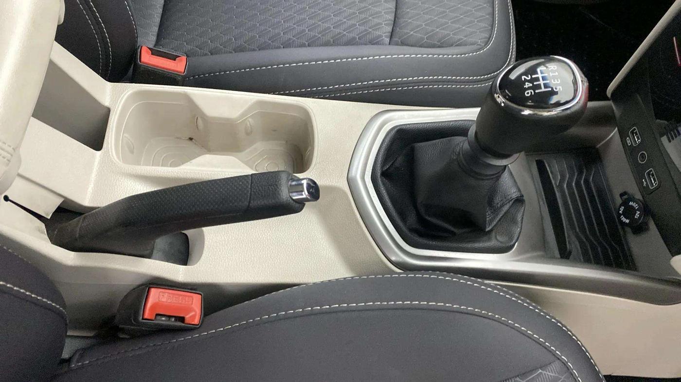 2021 Mahindra XUV300 W8 1.2 PETROL, Petrol, Manual, 23,196 km, Gear Lever