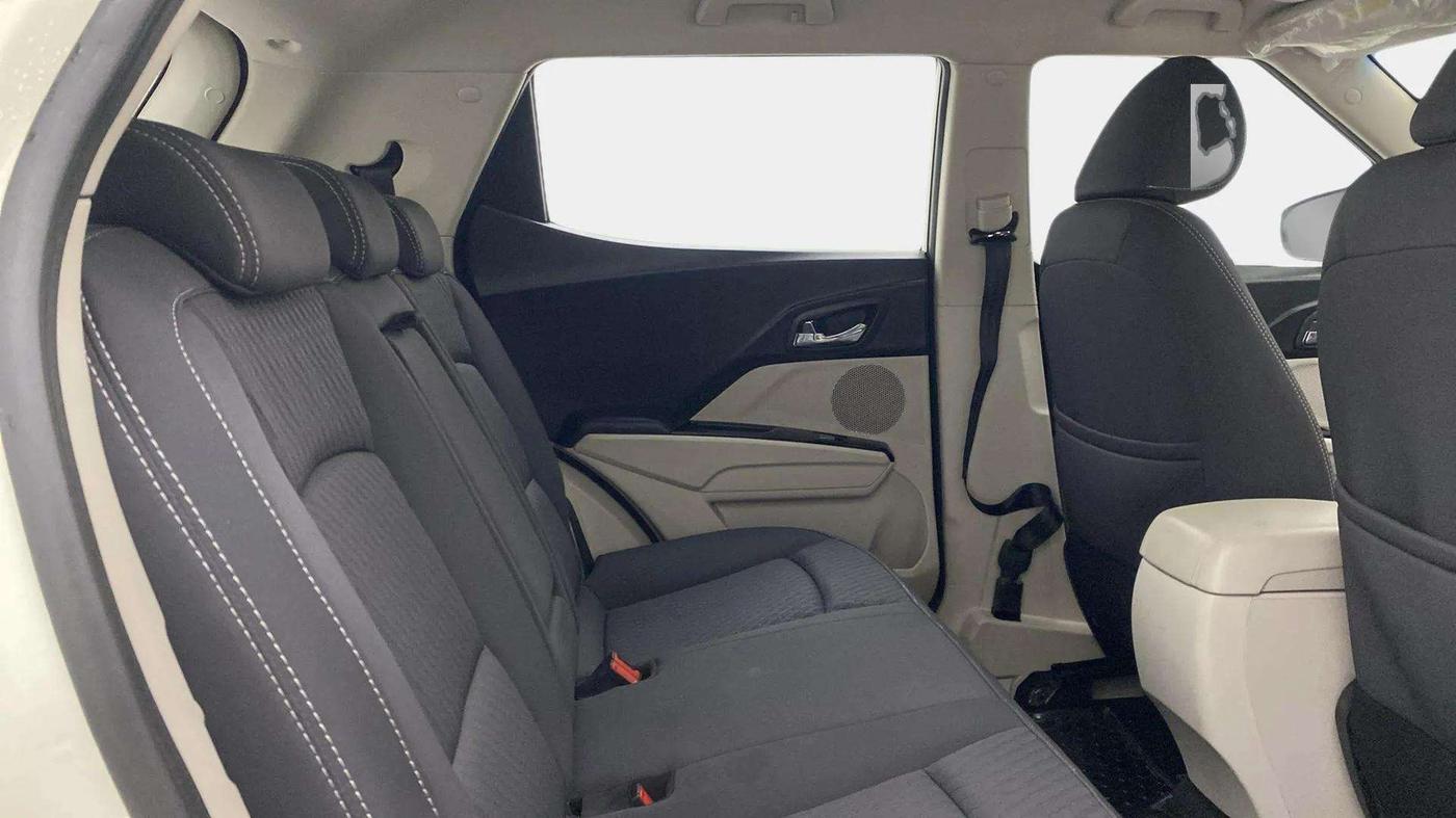 2021 Mahindra XUV300 W8 1.2 PETROL, Petrol, Manual, 23,196 km, Right Side Rear Door Cabin