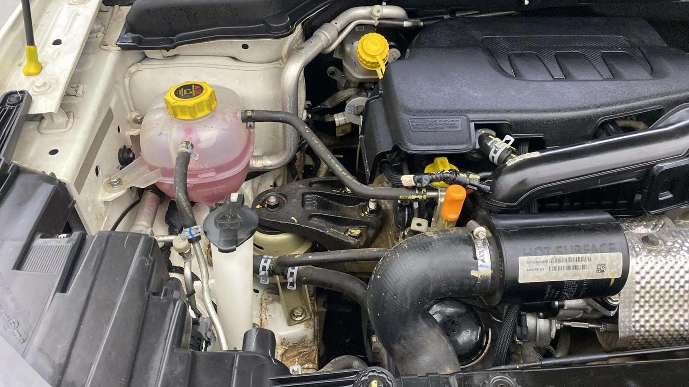 2021 Mahindra XUV300 W8 1.2 PETROL, Petrol, Manual, 23,196 km, Engine View - Right