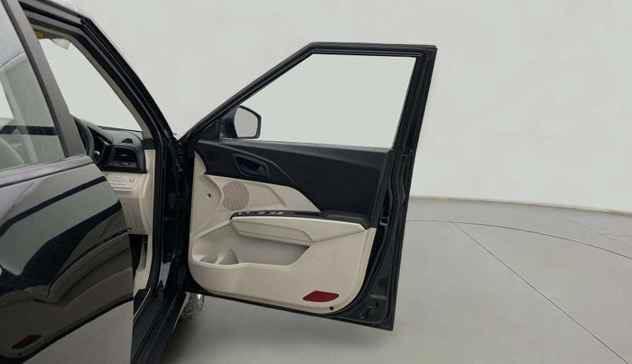 2023 Mahindra XUV300 W6 1.5 Sunroof Diesel, Diesel, Manual, 36,785 km, RHS Front Door