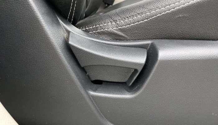 2023 Mahindra XUV300 W6 1.5 Sunroof Diesel, Diesel, Manual, 36,785 km, Driver Side Adjustment Panel