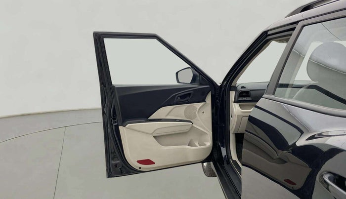 2023 Mahindra XUV300 W6 1.5 Sunroof Diesel, Diesel, Manual, 36,785 km, LHS Front Door