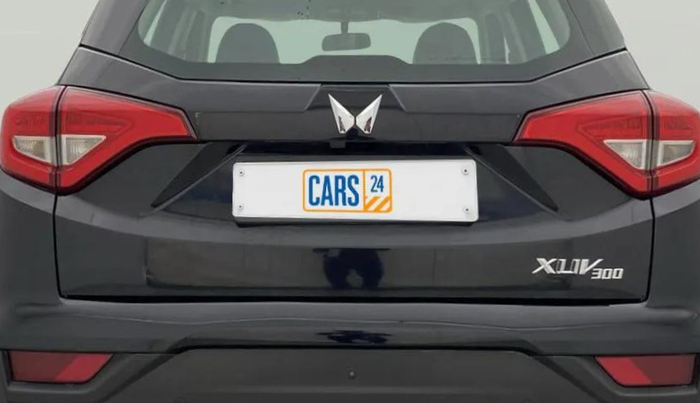 2023 Mahindra XUV300 W6 1.5 Sunroof Diesel, Diesel, Manual, 36,785 km, Dicky (Boot door) - Minor scratches