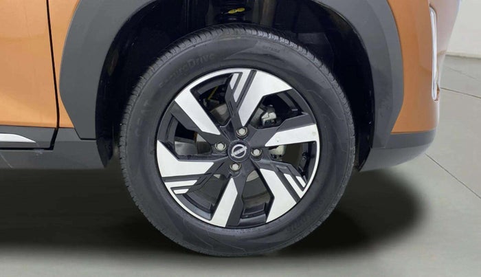 2024 Nissan MAGNITE Tekna Plus B4D 1.0 Petrol AMT Dual Tone, Petrol, Automatic, 2,794 km, Right Front Wheel