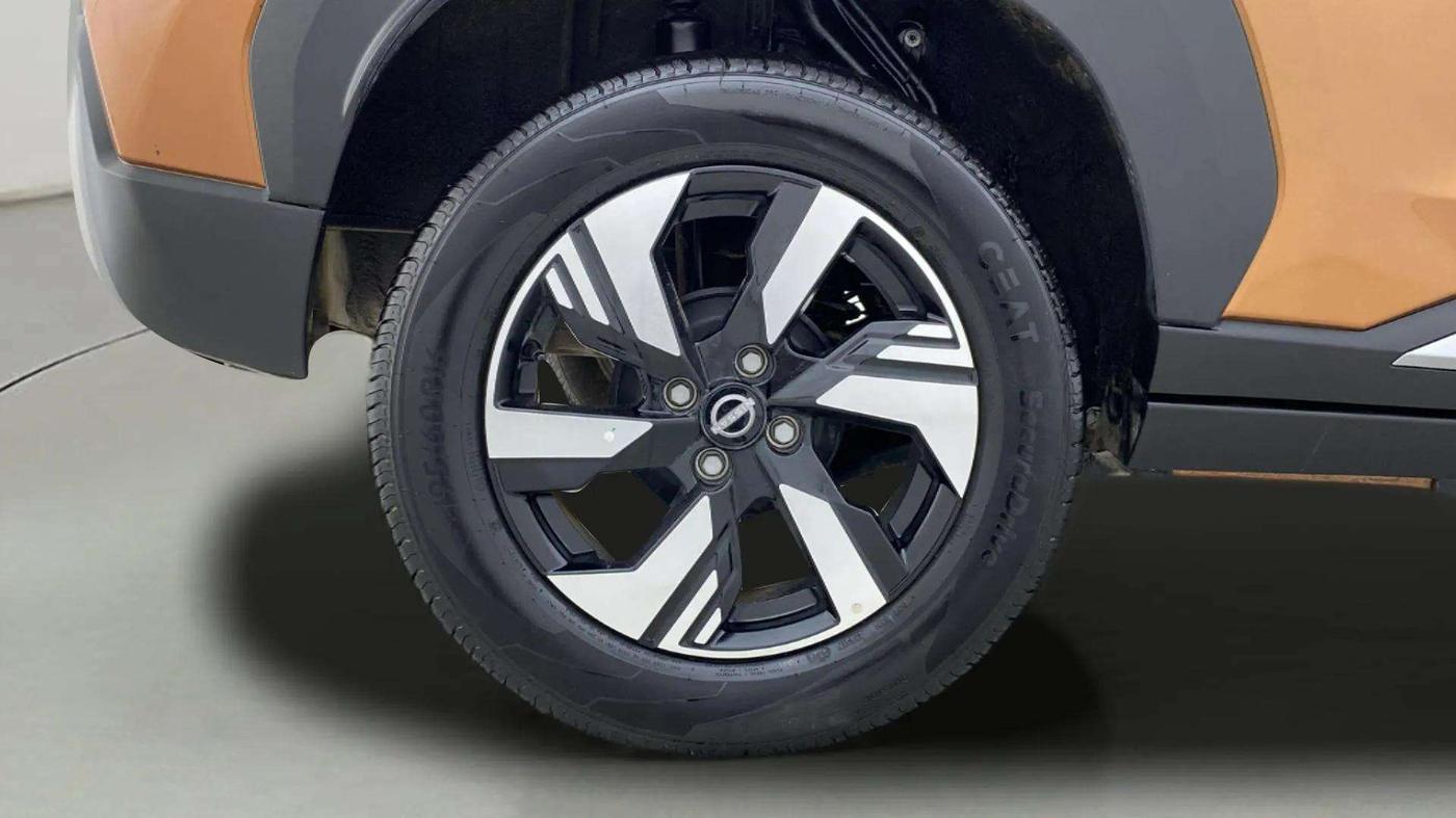 2024 Nissan MAGNITE Tekna Plus B4D 1.0 Petrol AMT Dual Tone, Petrol, Automatic, 2,964 km, Right Rear Wheel