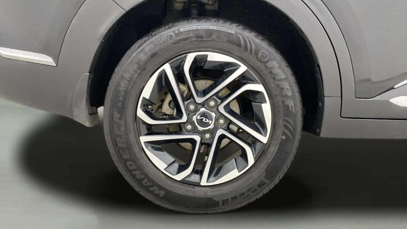 2022 KIA CARENS LUXURY 1.4 PETROL 7 STR, Petrol, Manual, 37,052 km, Right Rear Wheel