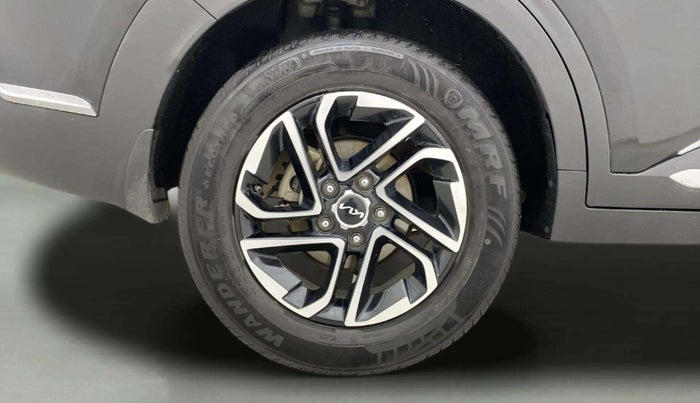 2022 KIA CARENS LUXURY 1.4 PETROL 7 STR, Petrol, Manual, 37,052 km, Right Rear Wheel