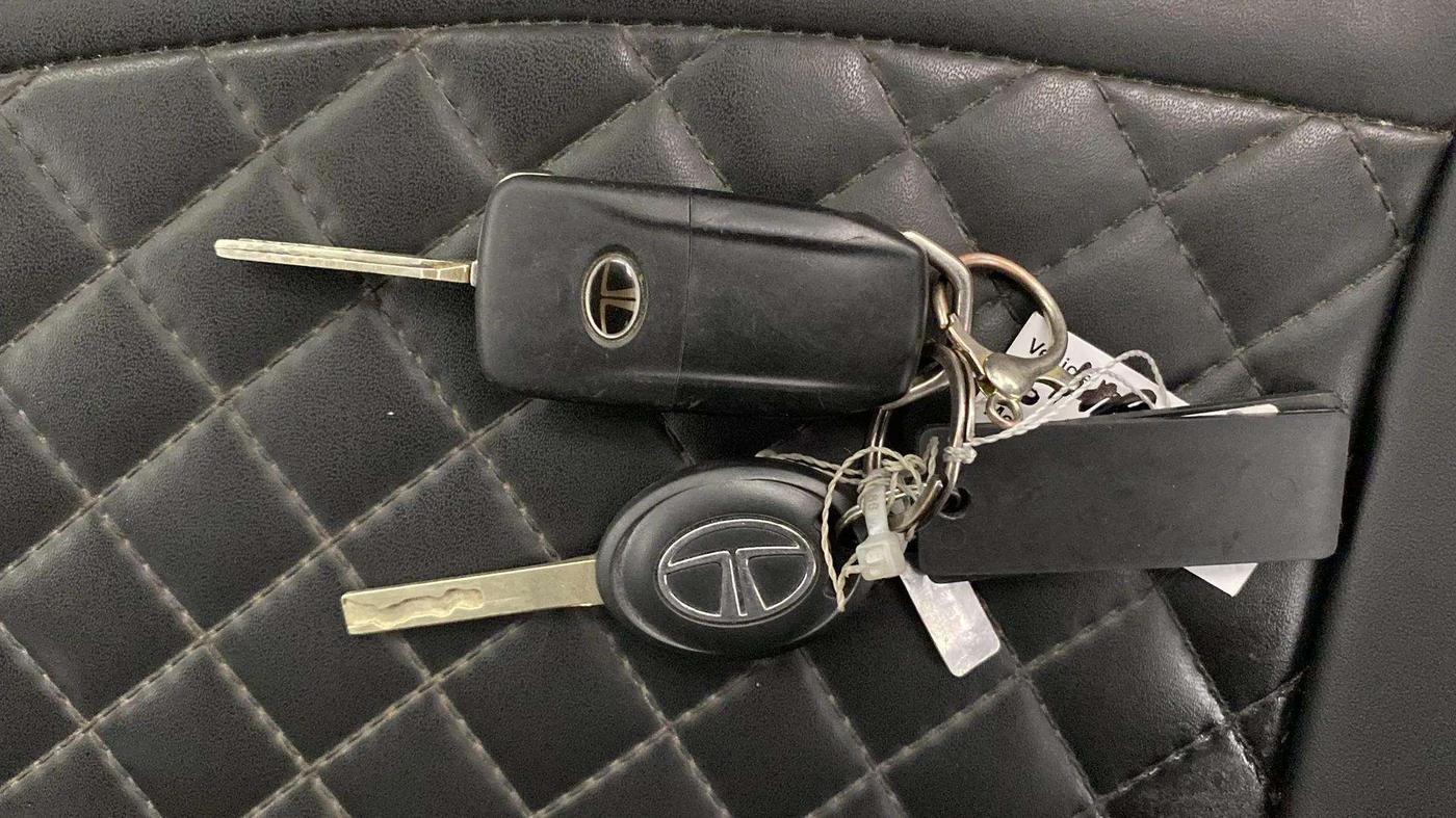 2022 Tata Tiago XT CNG, CNG, Manual, 80,045 km, Key Close Up