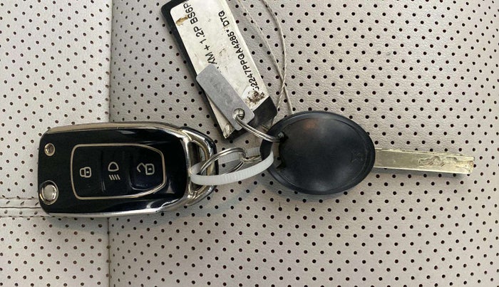 2023 Tata ALTROZ XMA PLUS PETROL, Petrol, Manual, 20,863 km, Key Close Up