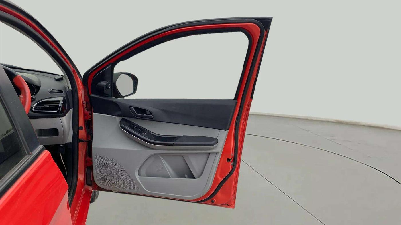 2021 Tata Tiago XT (O) PETROL, Petrol, Manual, 69,918 km, RHS Front Door