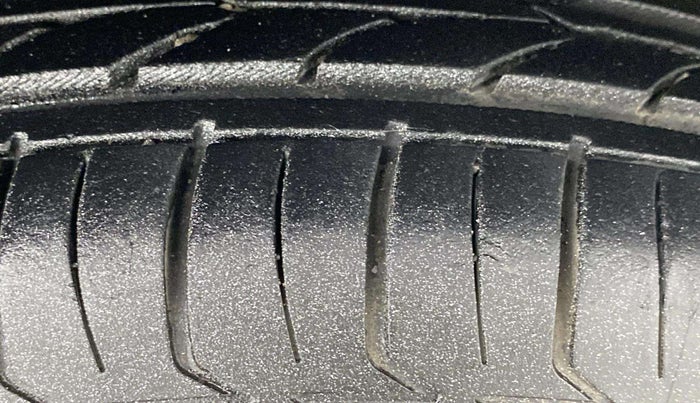 2014 Maruti Swift VXI, Petrol, Manual, 63,250 km, Right Rear Tyre Tread