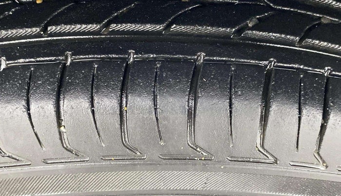 2014 Maruti Swift VXI, Petrol, Manual, 63,250 km, Left Front Tyre Tread