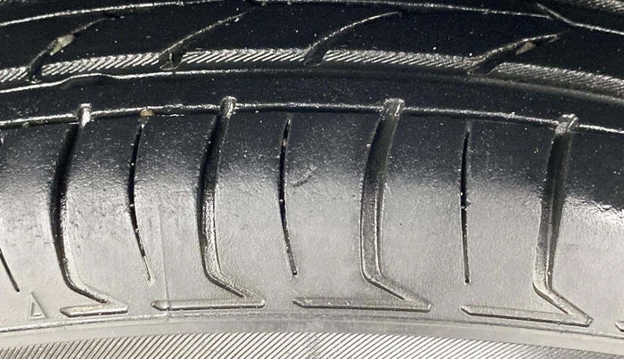 2014 Maruti Swift VXI, Petrol, Manual, 63,250 km, Left Rear Tyre Tread