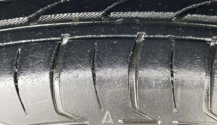 2014 Maruti Swift VXI, Petrol, Manual, 63,250 km, Right Front Tyre Tread