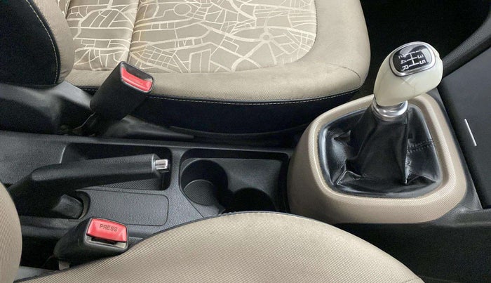 2015 Hyundai Xcent SX 1.2 (O), Petrol, Manual, 94,507 km, Gear lever - Knob cover torn