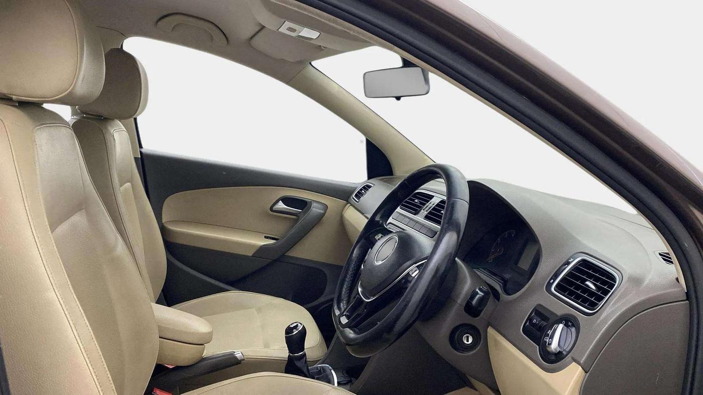 2015 Volkswagen Vento HIGHLINE 1.6 MPI, Petrol, Manual, 85,807 km, Right Side Front Door Cabin
