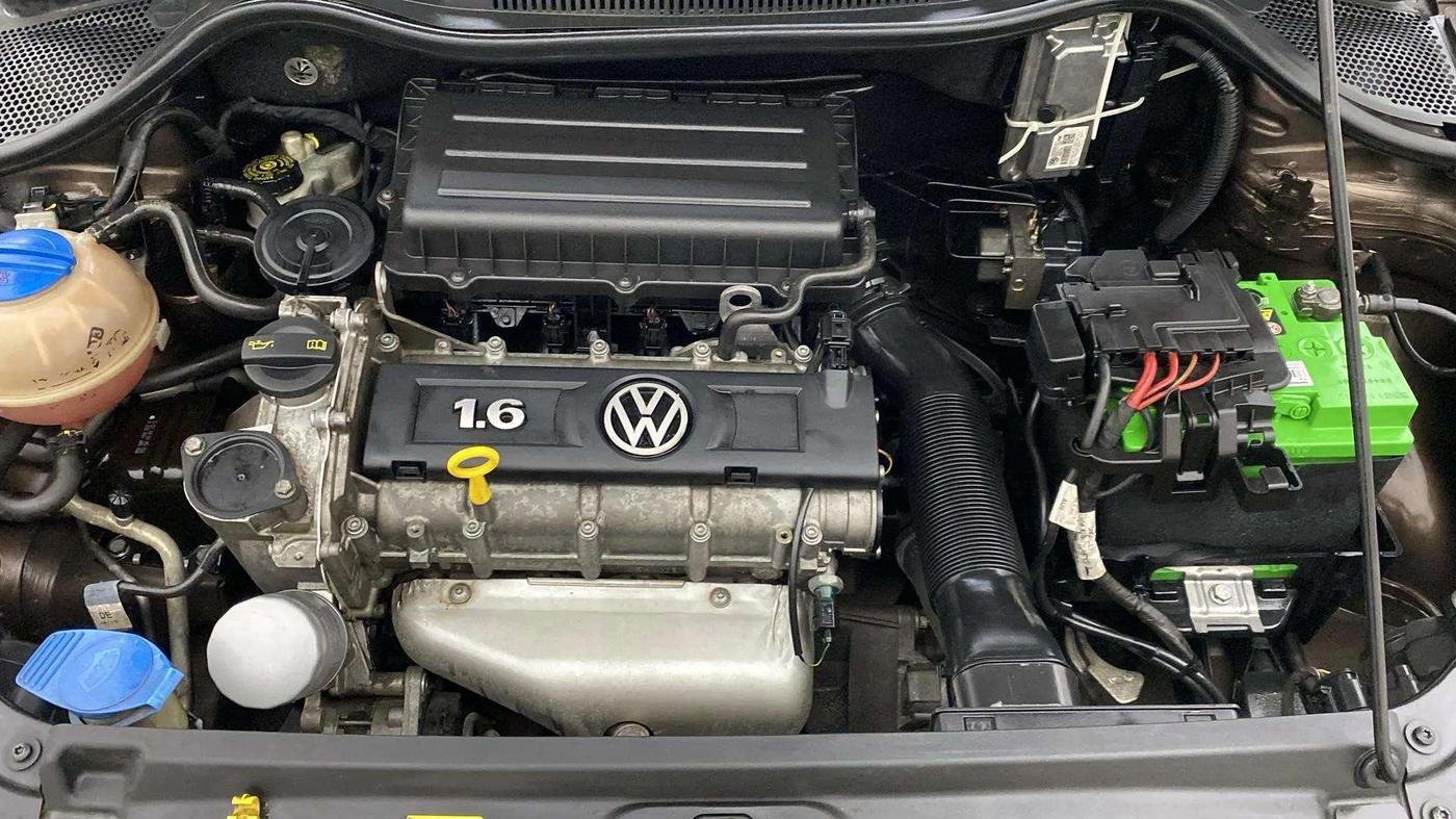 2015 Volkswagen Vento HIGHLINE 1.6 MPI, Petrol, Manual, 85,807 km, Engine View