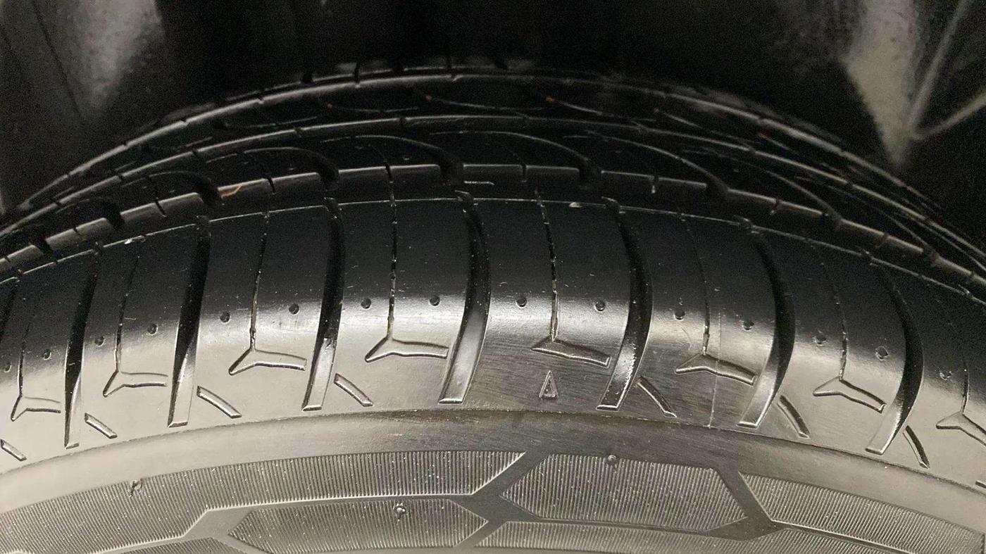 2015 Volkswagen Vento HIGHLINE 1.6 MPI, Petrol, Manual, 85,807 km, Right Rear Tyre Tread