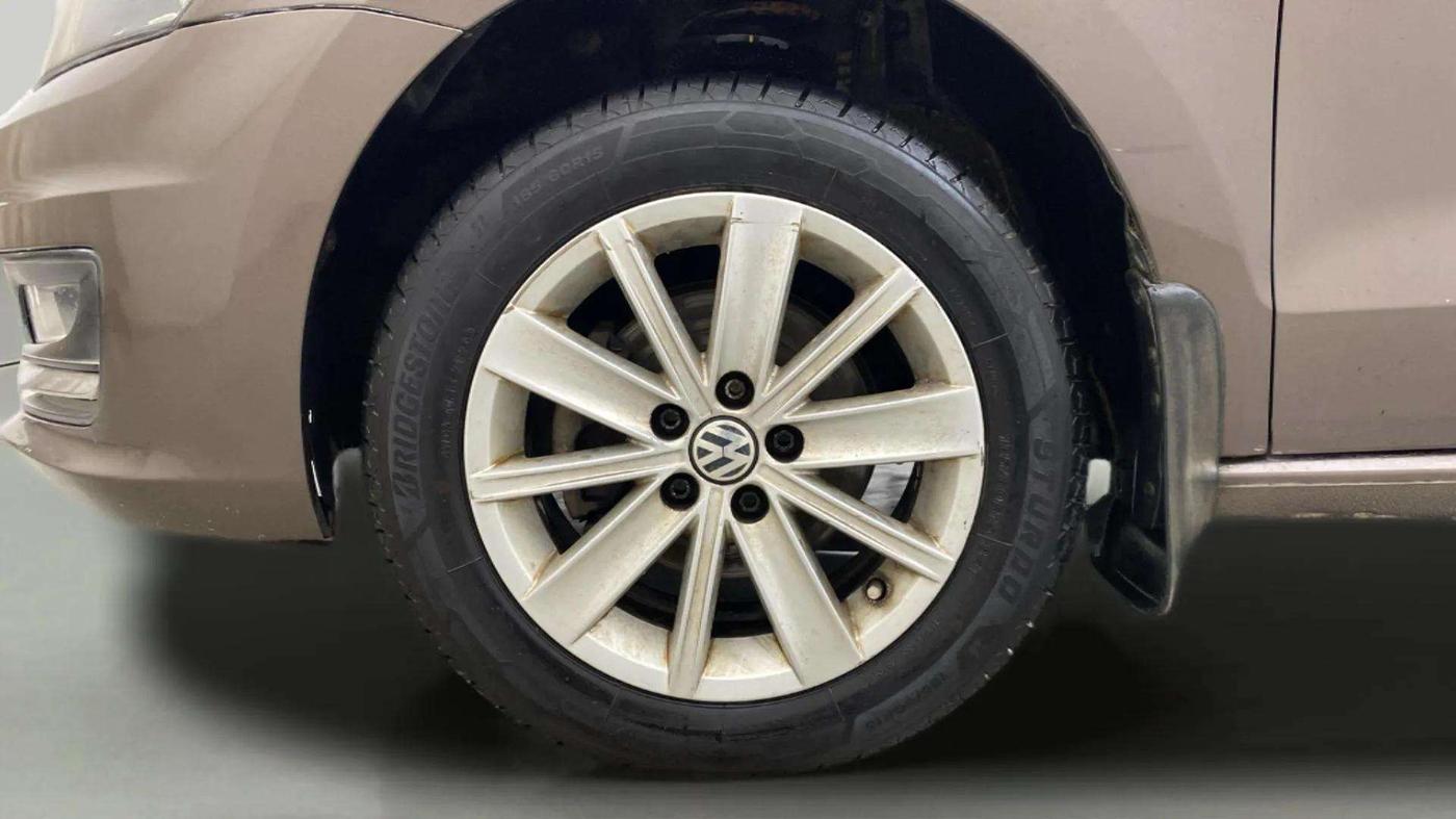 2015 Volkswagen Vento HIGHLINE 1.6 MPI, Petrol, Manual, 85,807 km, Left Front Wheel